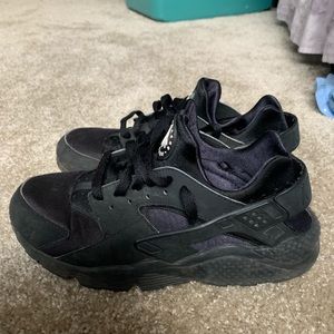 MEN'S NIKE AIR HUARACHE CASUAL SHOES. Size 10.